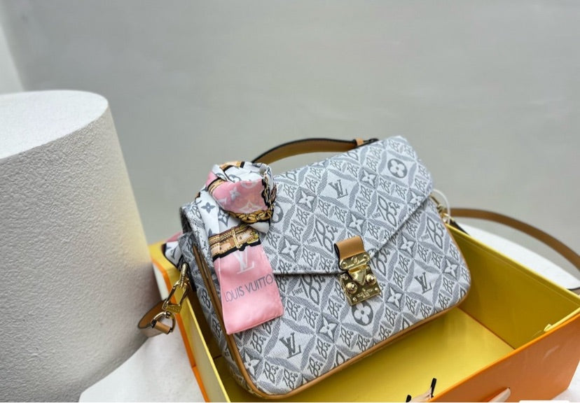 Woman LV shoulder handbag