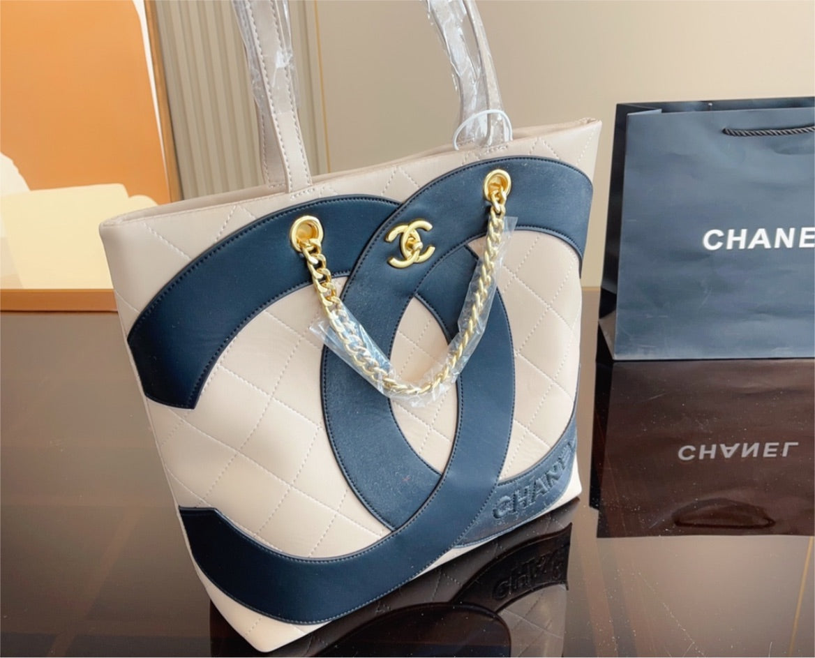Woman new Chanel shoulder bag