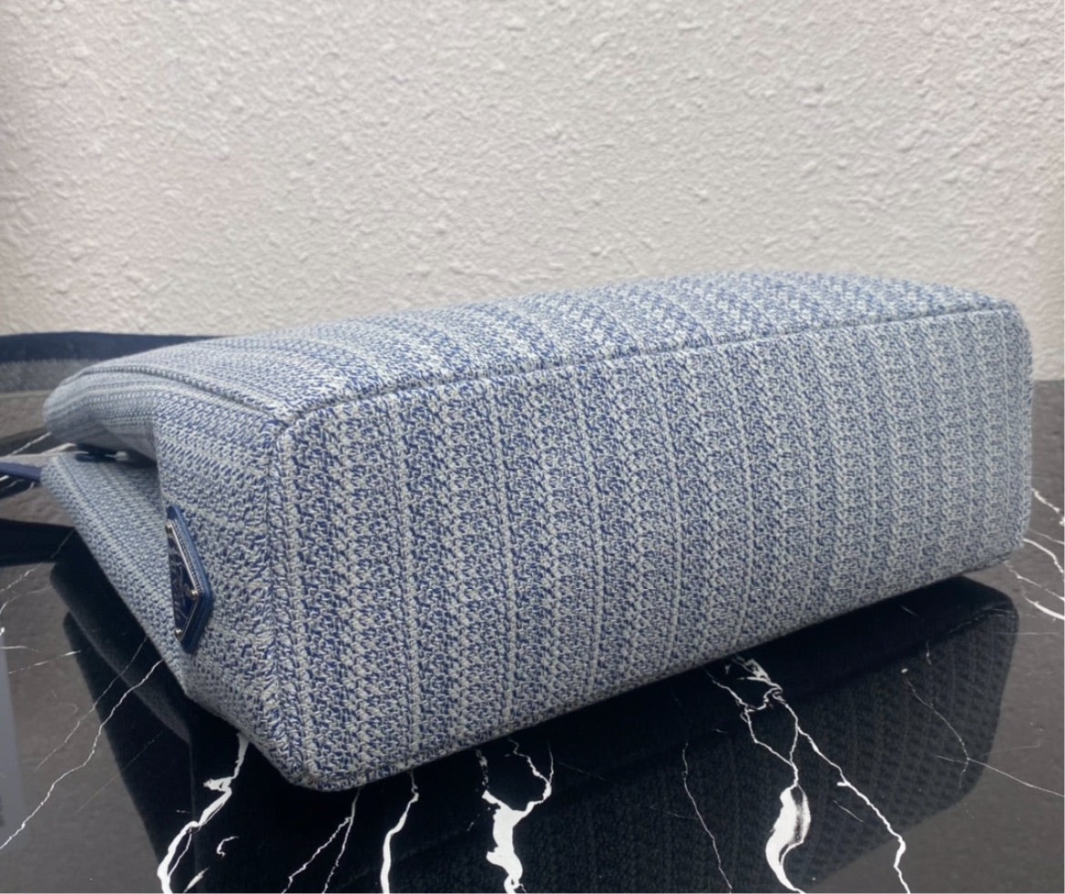 New woman Prada shoulder handbag