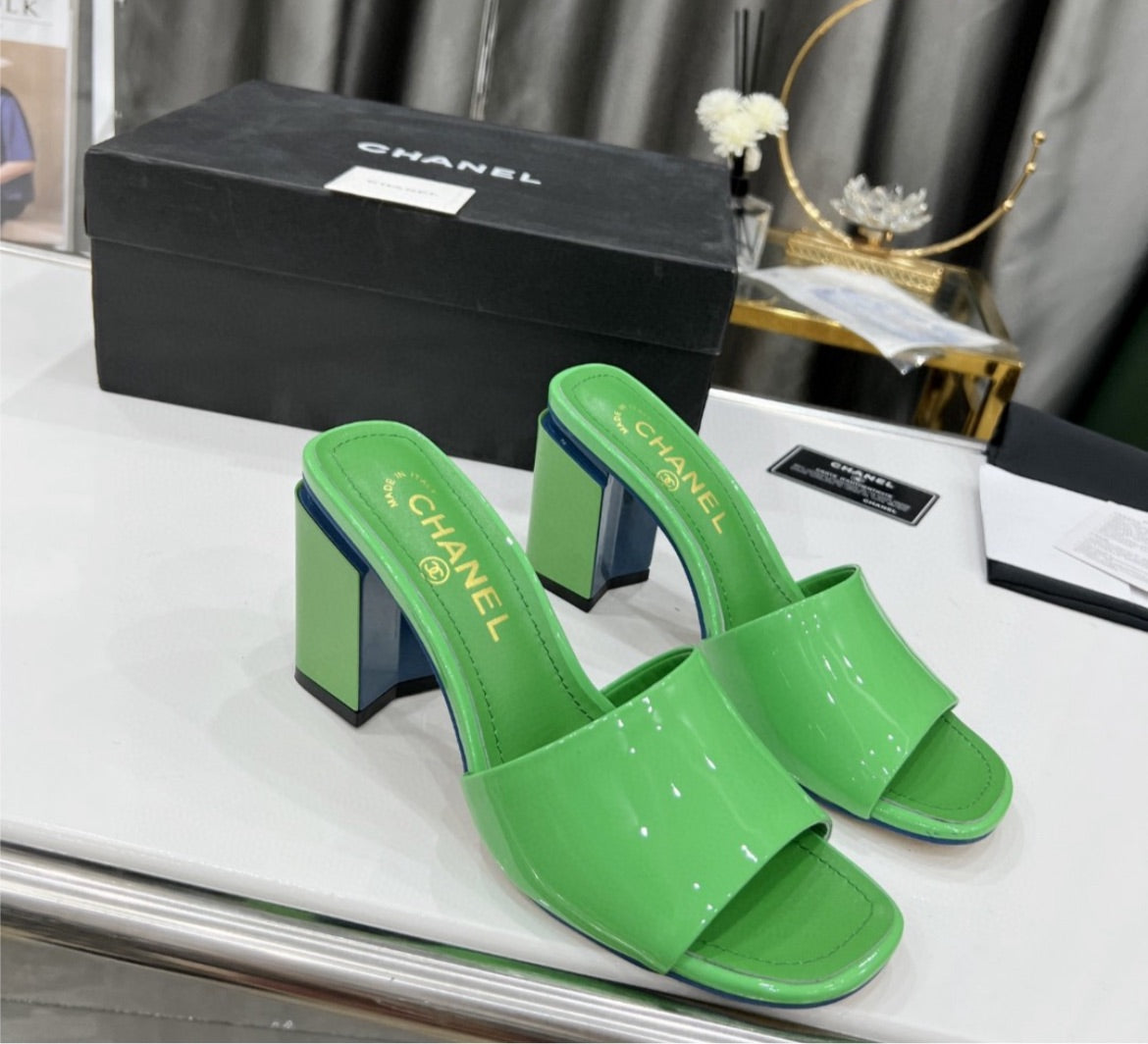 Woman Chanel low heel