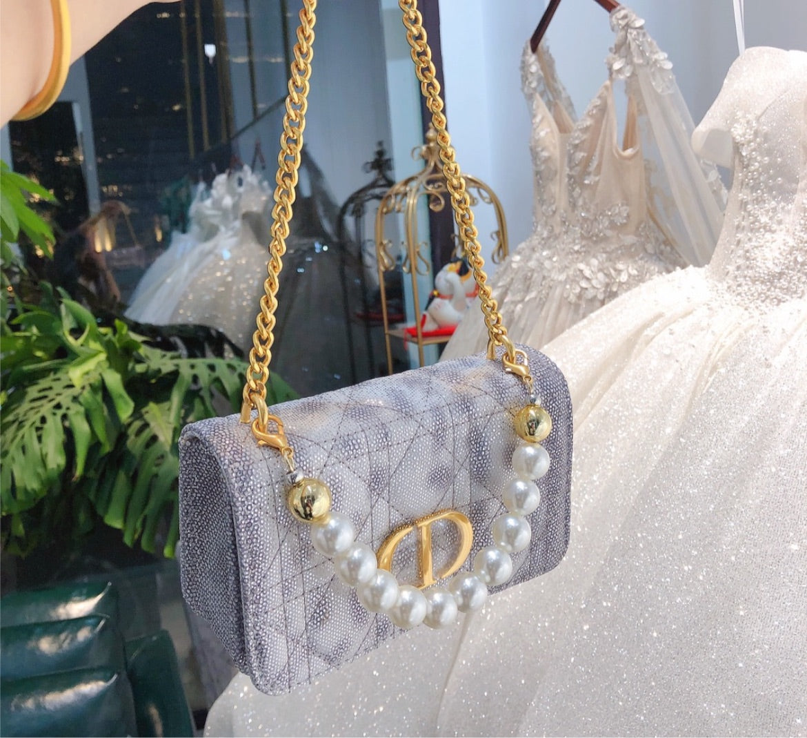 New woman Dior pearl shoulder handbag