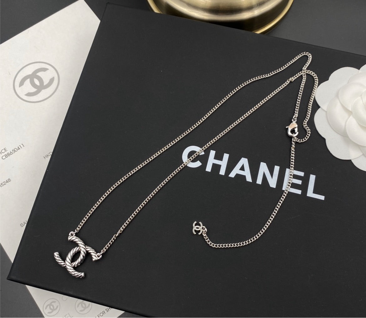 Chanel necklace / earring