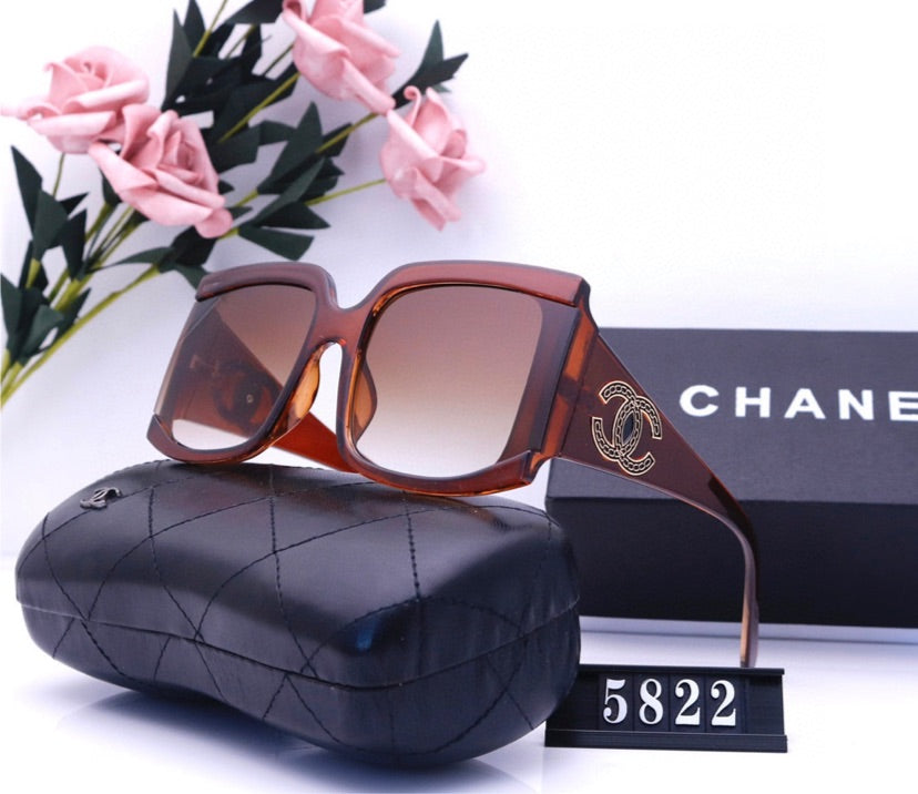 Woman Chanel sunglasses new