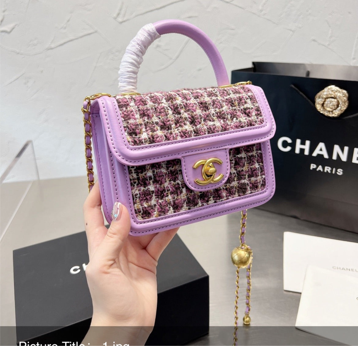 Woman new Chanel shoulder handbag