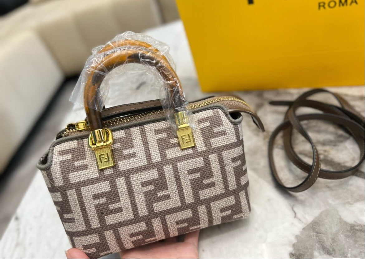 Woman Fendi shoulder handbag