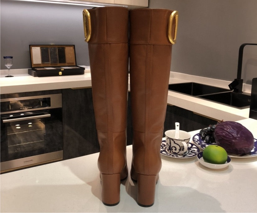 Brown LV a woman boots