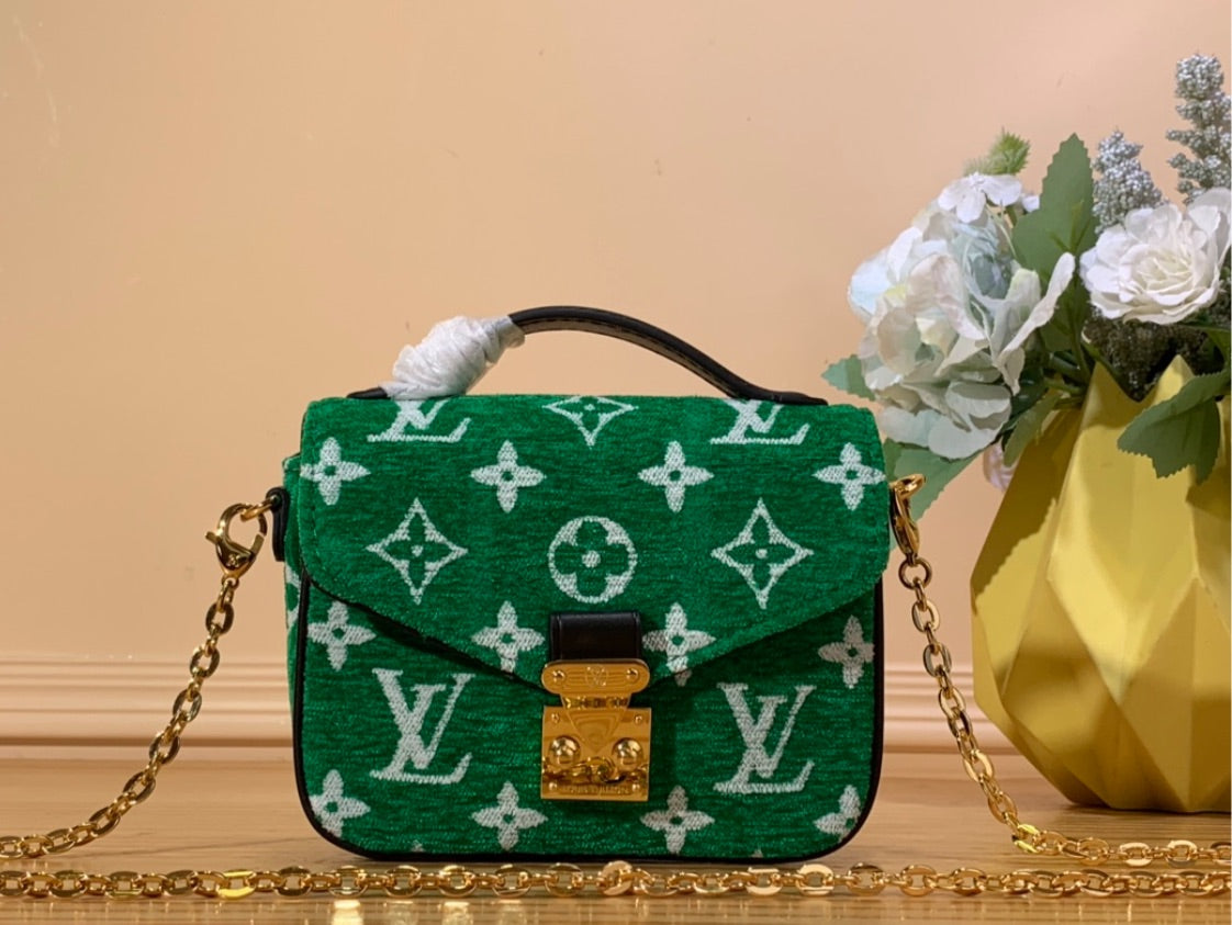 New LV woman crossbody / shoulder bag