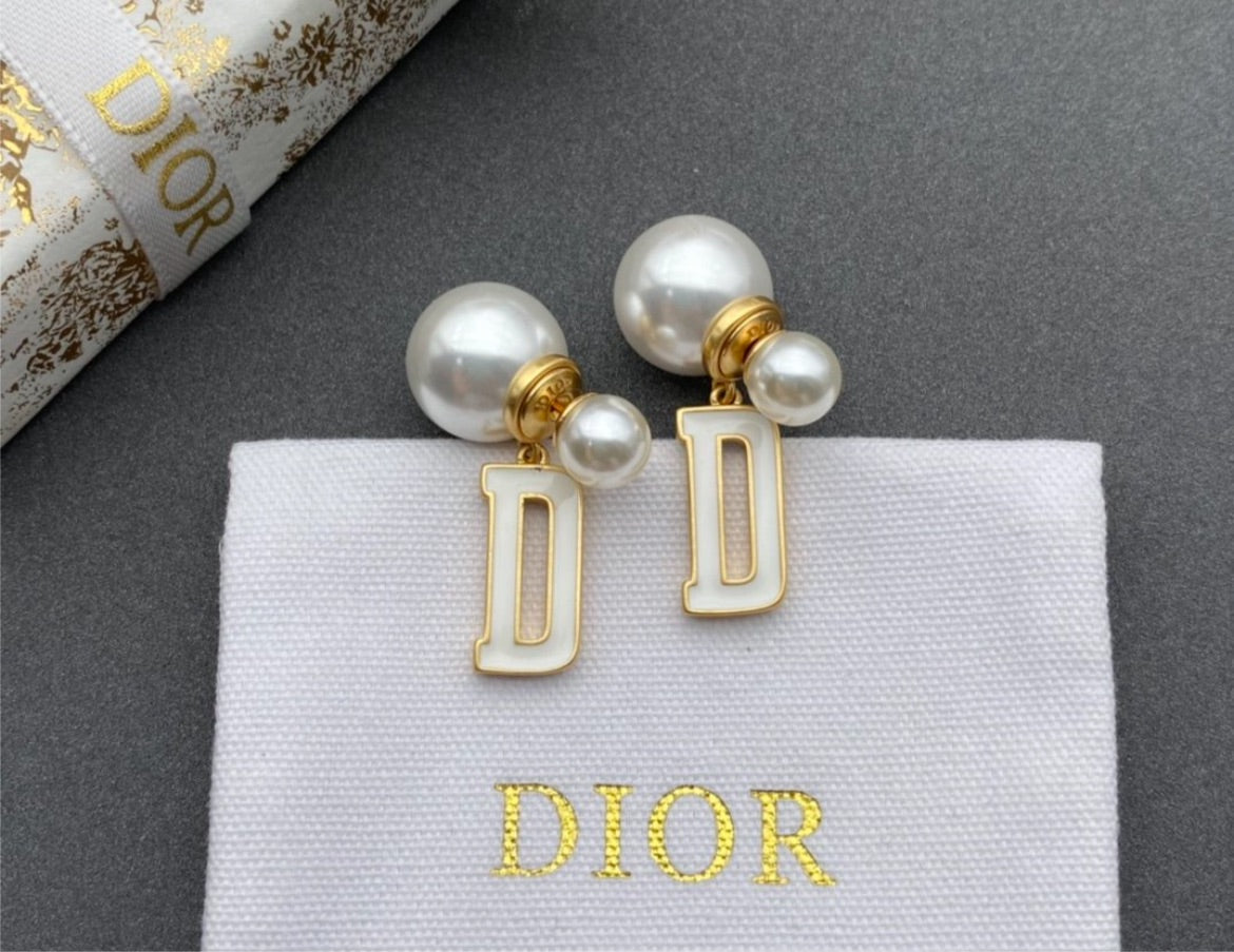 Dior pearl woman earring