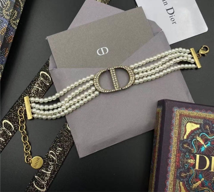 New woman pearl chocker