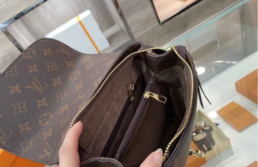 Leather LV a woman handbag