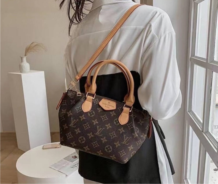 New LV woman cute shoulder handbag