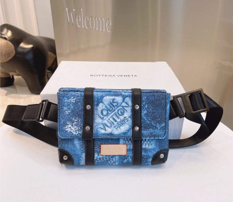 LV ladies Pouch / Bag