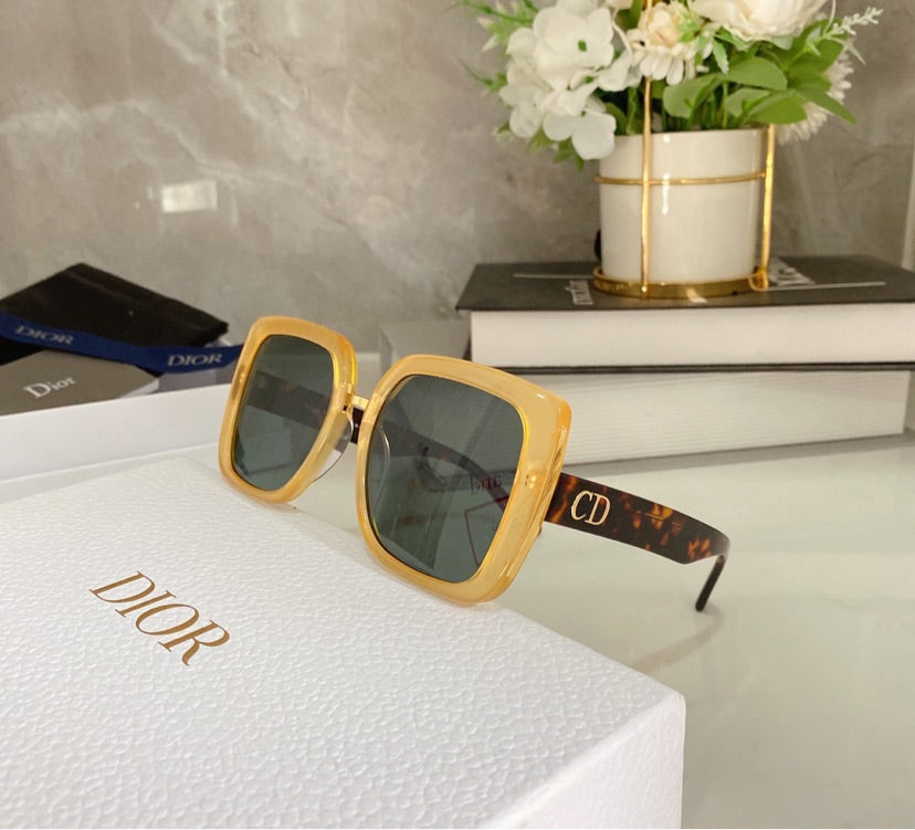 Woman Dior sunglasses