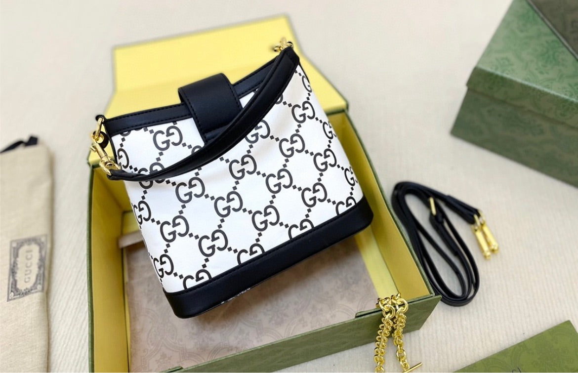 Woman Gucci crossbody/shoulder handbag