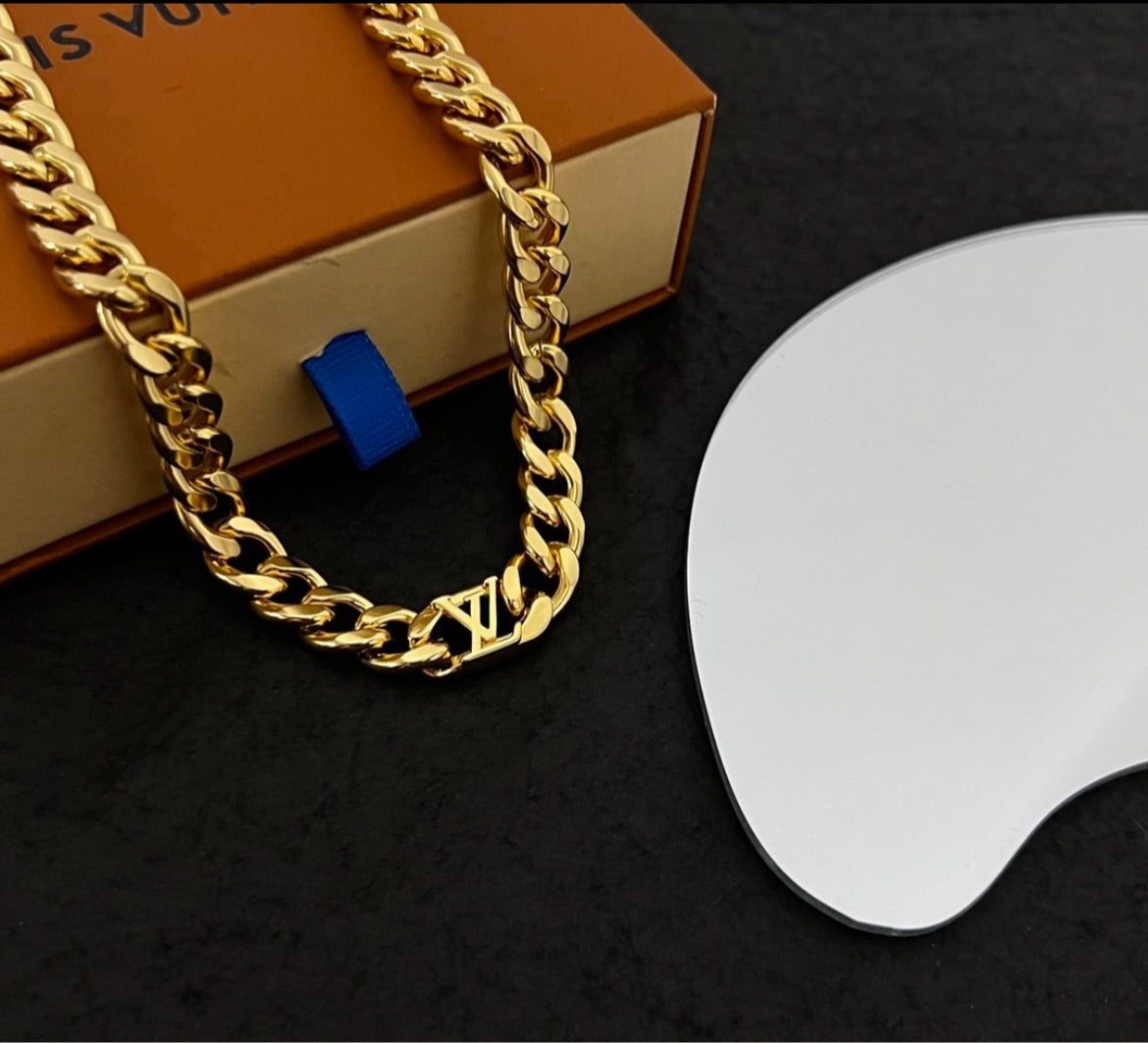 Gold plate LV woman necklace