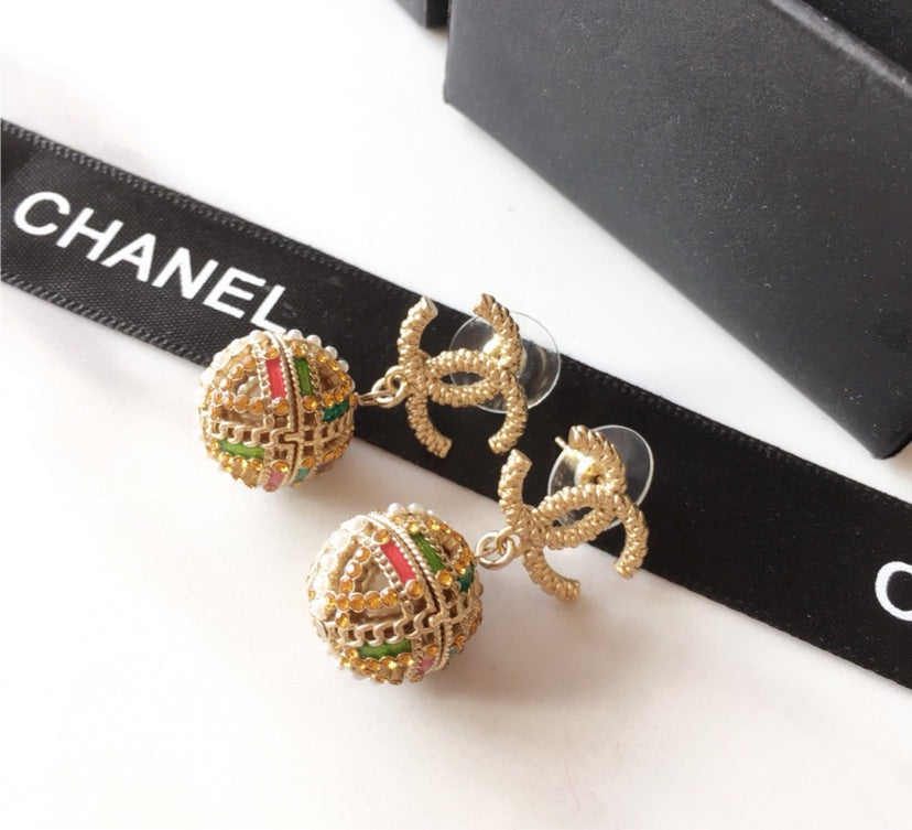 Chanel ball woman earrings