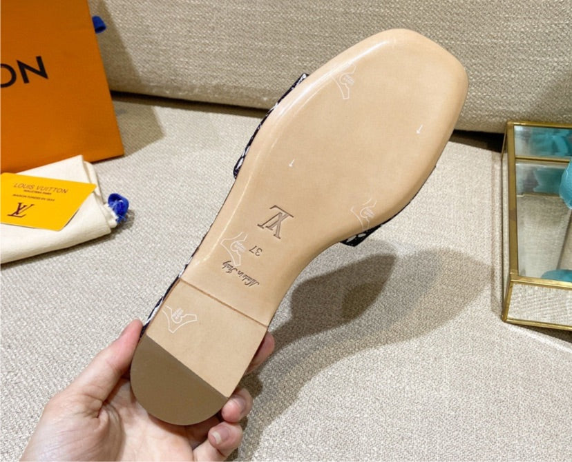 LV woman slide shoes