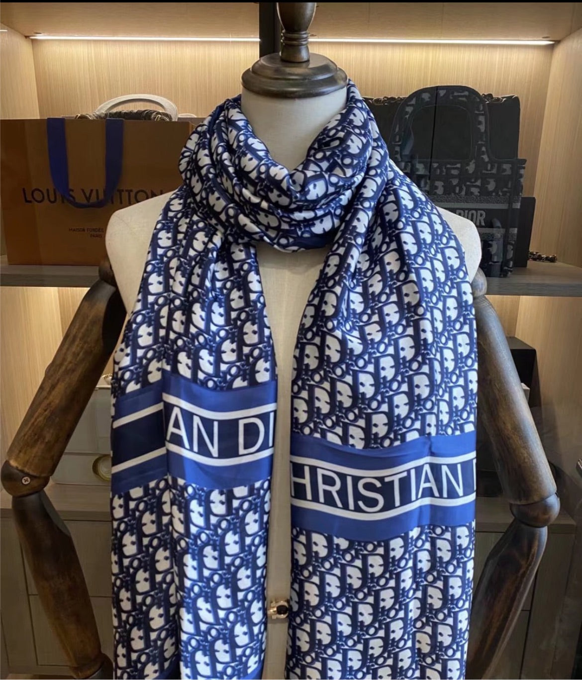 Woman Dior scarf