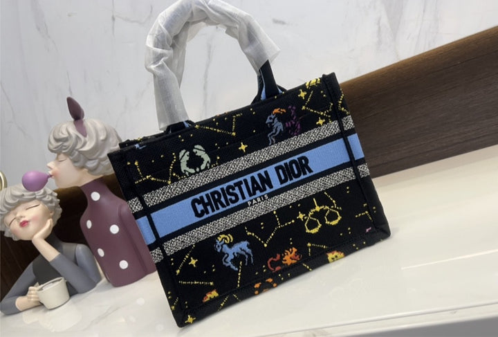 Woman Dior handbag