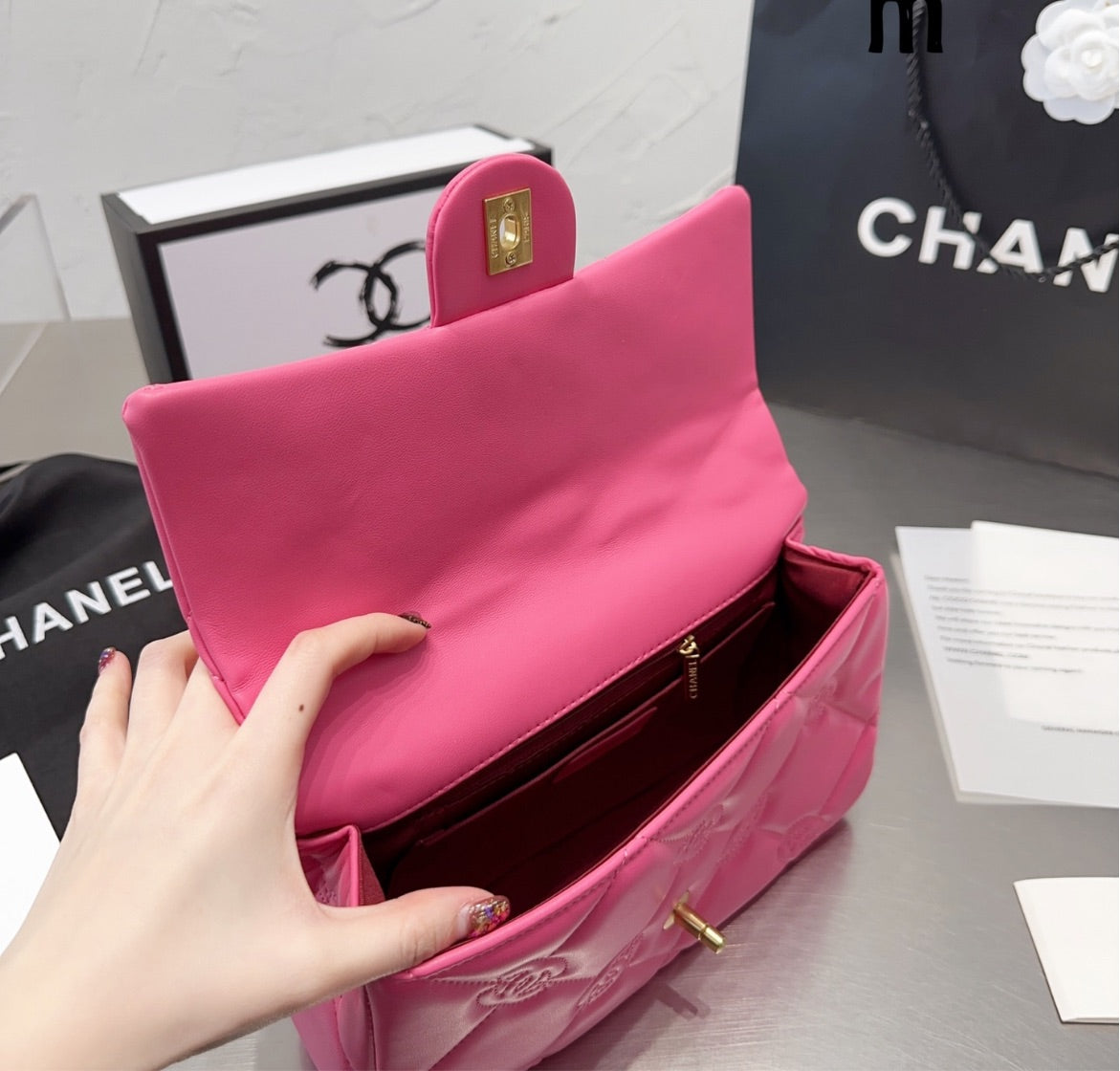 Woman Chanel ( CC) shoulder bag