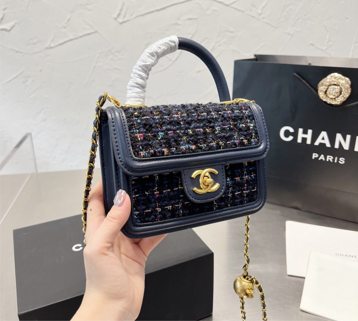 Woman new Chanel shoulder handbag