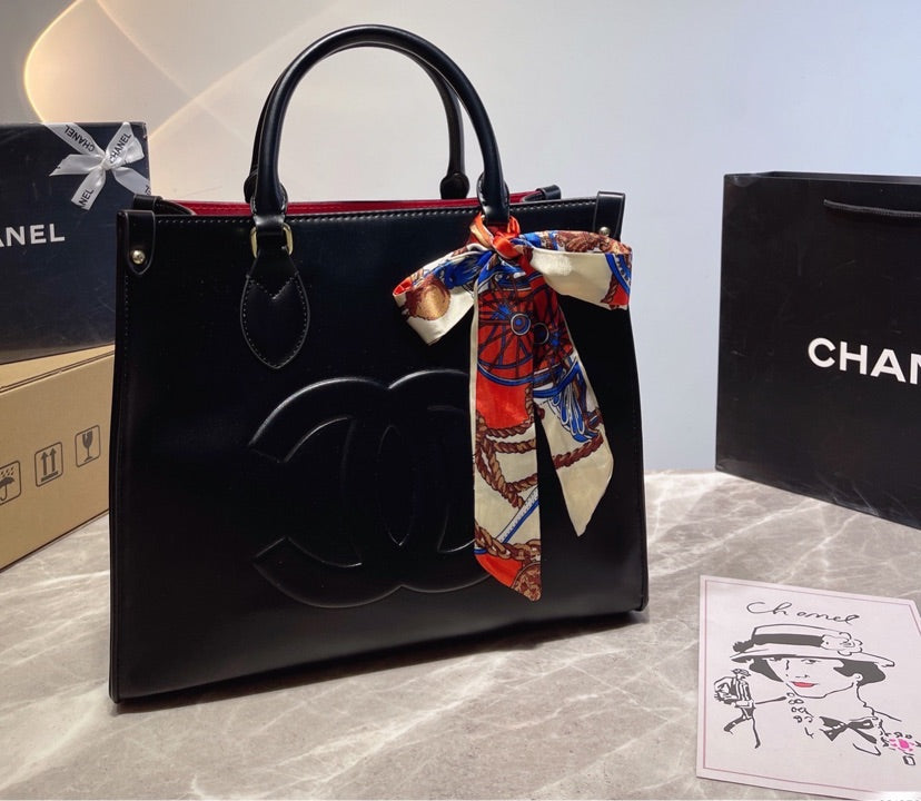 Large Leather Chanel woman handbag