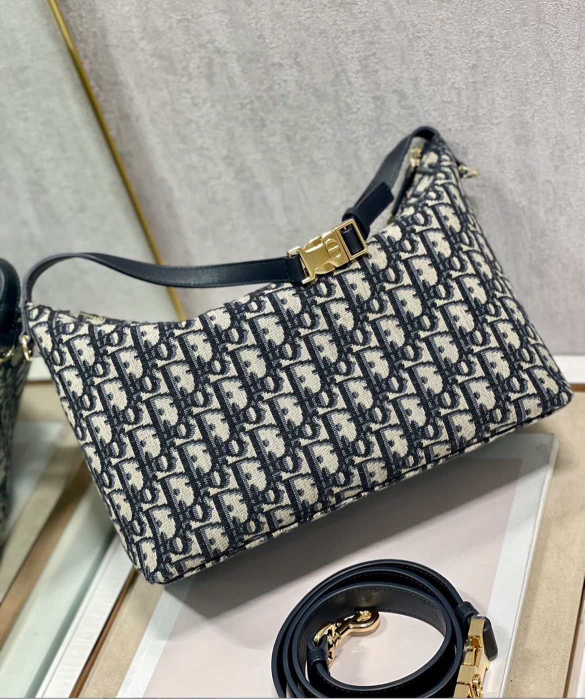 Woman new Dior shoulder handbag