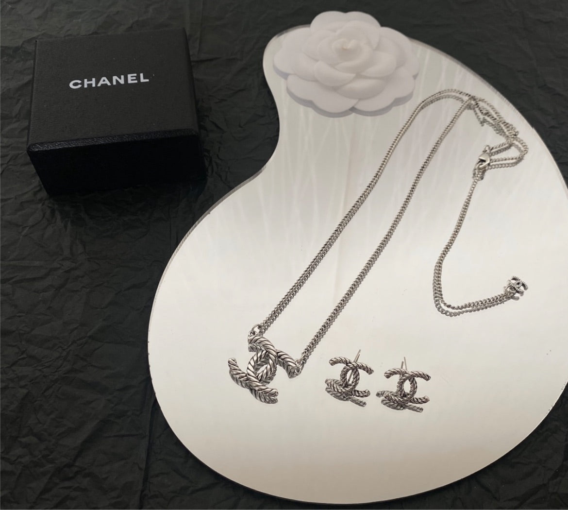 Chanel necklace / earring