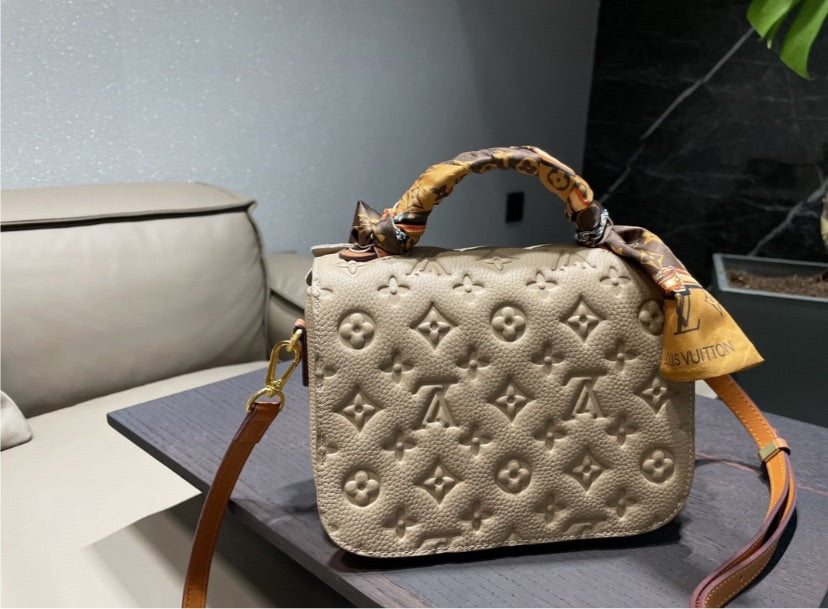 Woman LV crossbody handbag