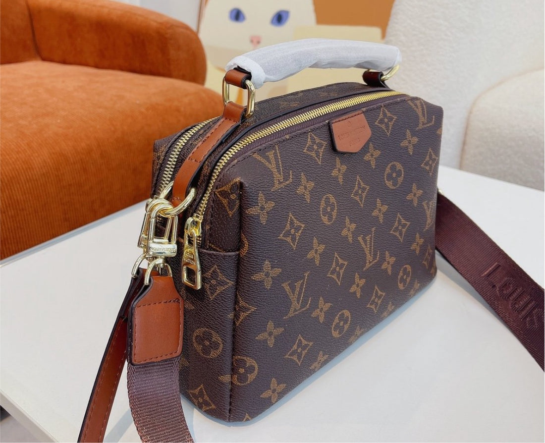 Woman New Louis V handbag