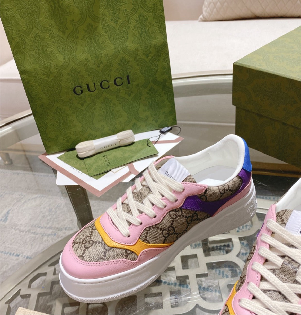 Woman Gucci sneakers