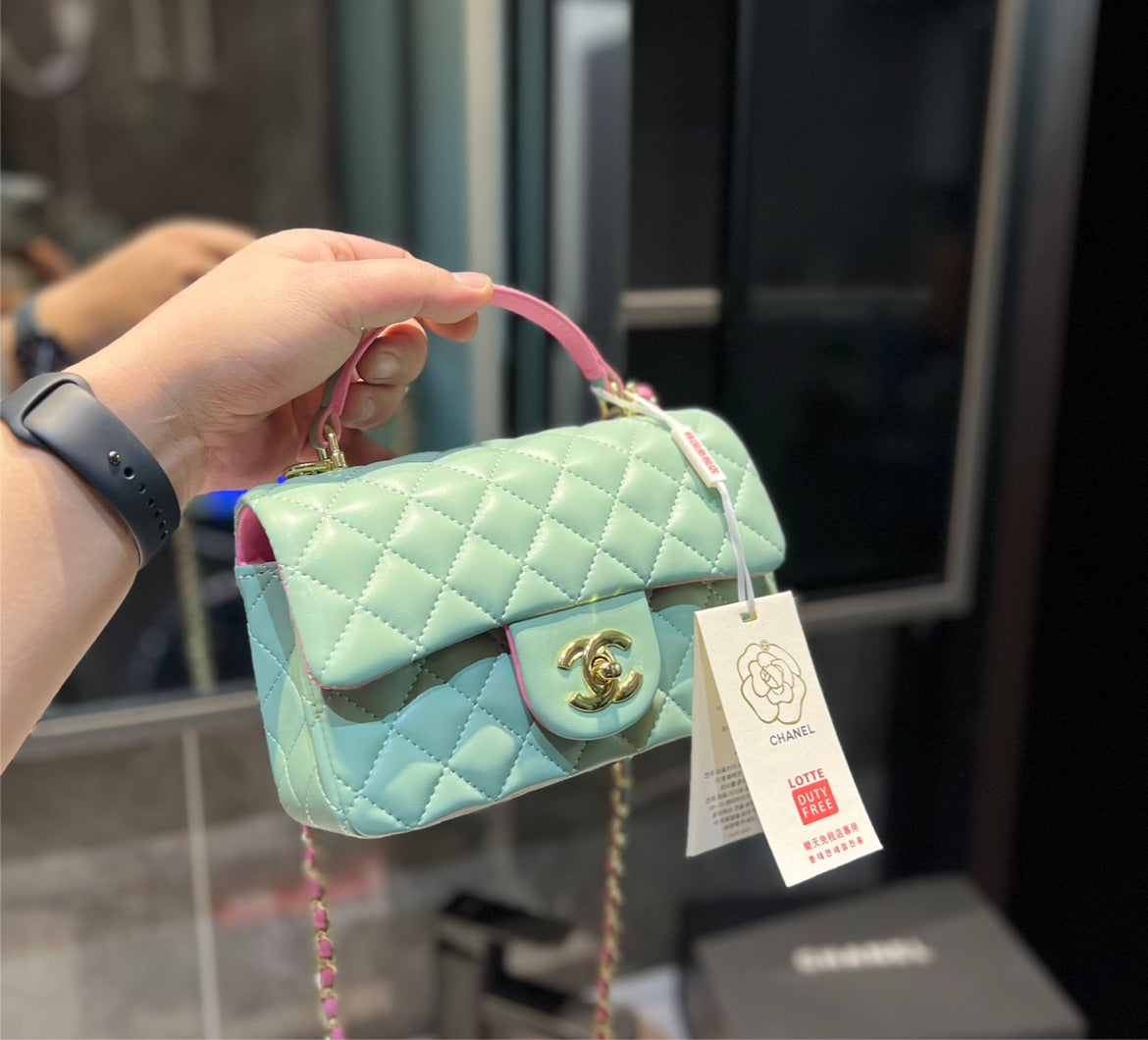 New woman Chanel small shoulder bag