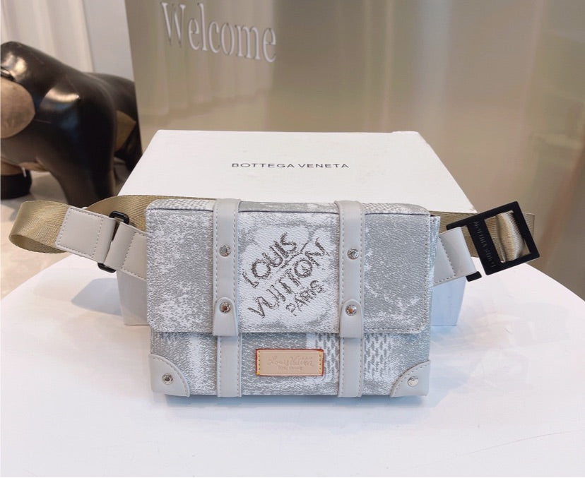 LV ladies Pouch / Bag