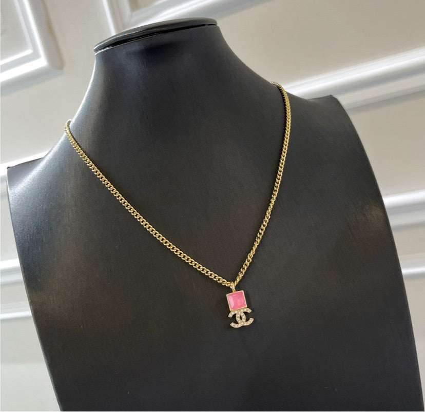 Gold plate Chanel woman necklace