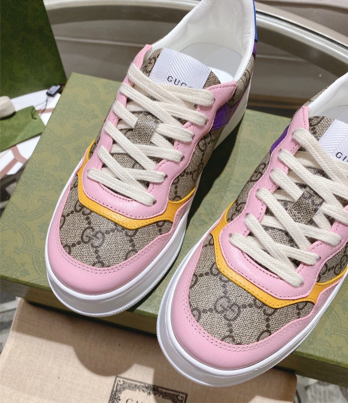 Woman Gucci sneakers