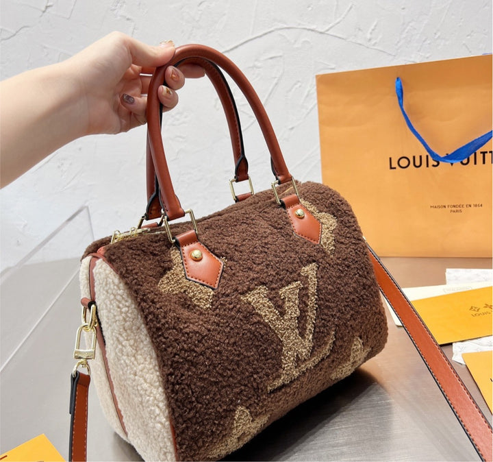 woman new LV shoulder handbag