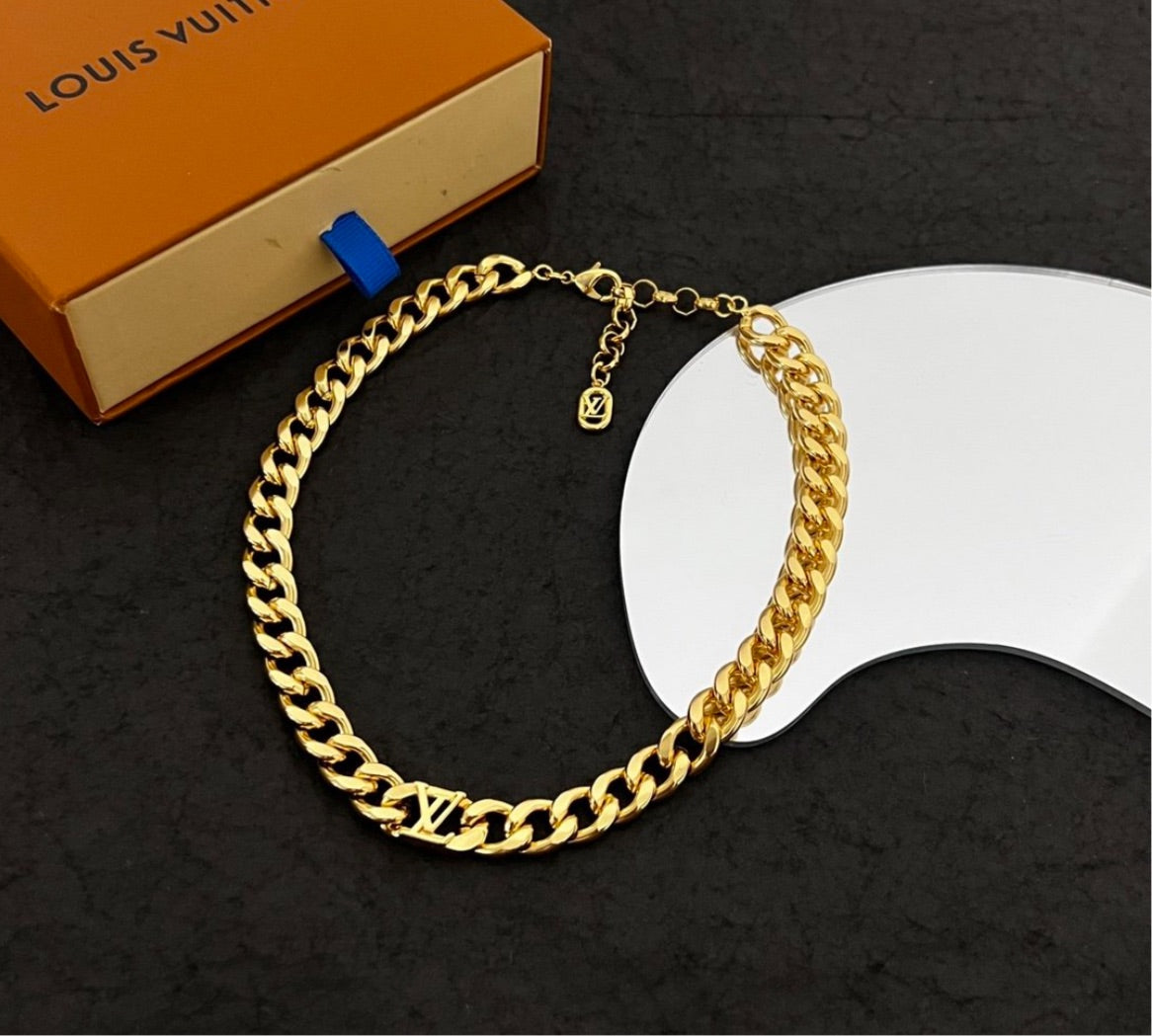 Gold plate LV woman necklace