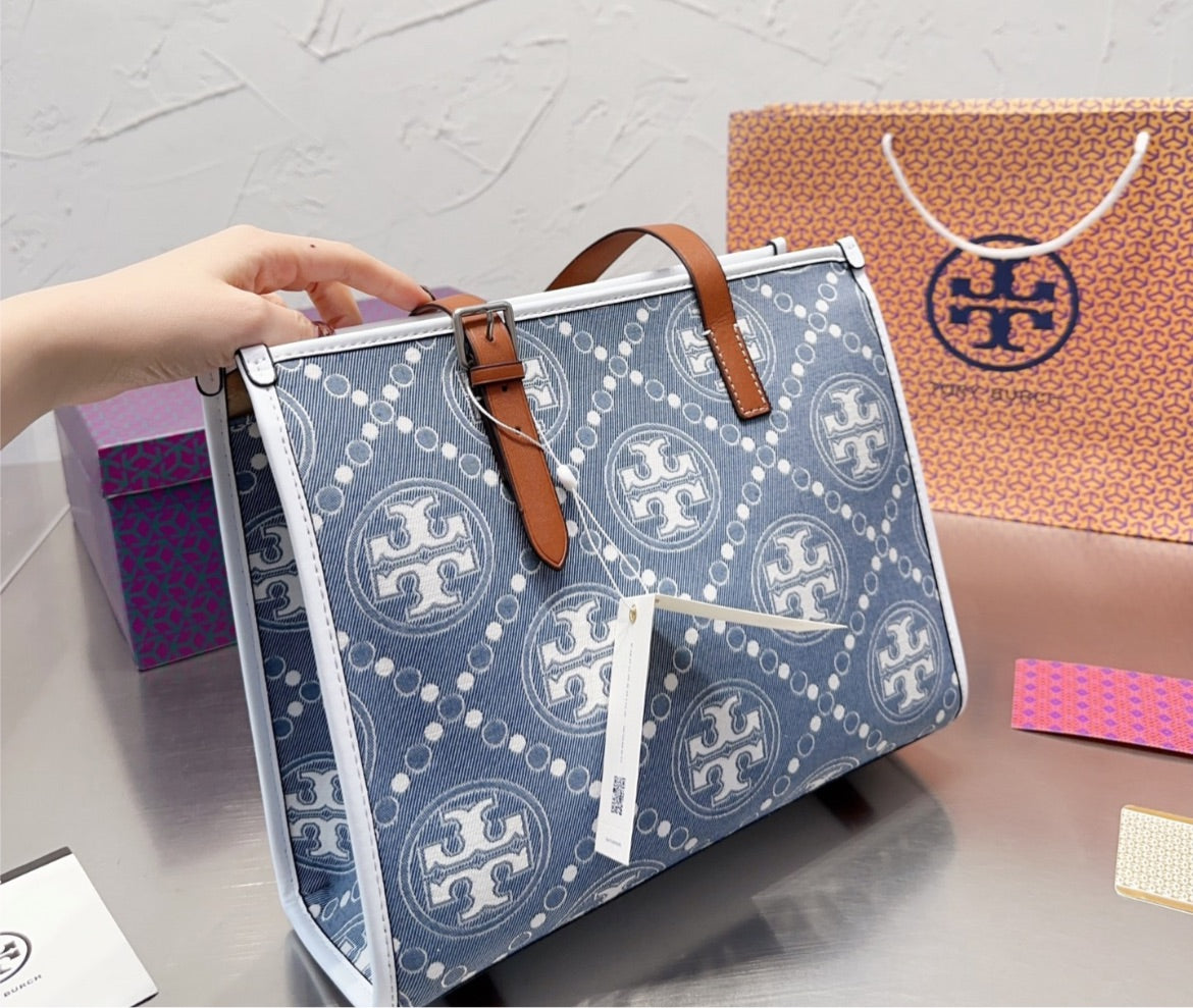 New woman Tory Burch shoulder bag