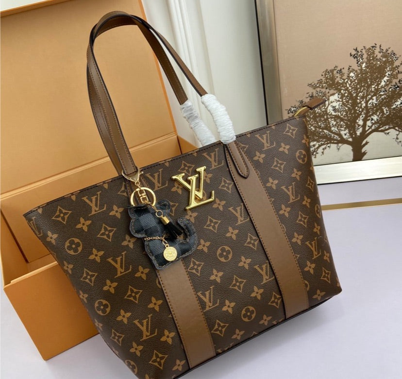 Woman LV shoulder handbag