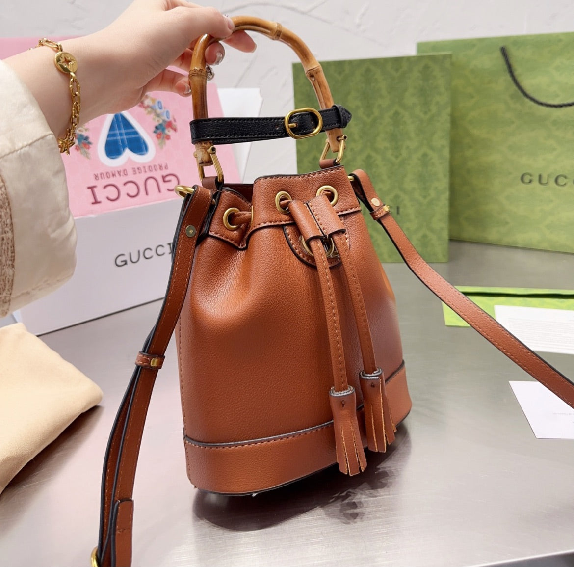 Woman Gucci shoulder handbag 23