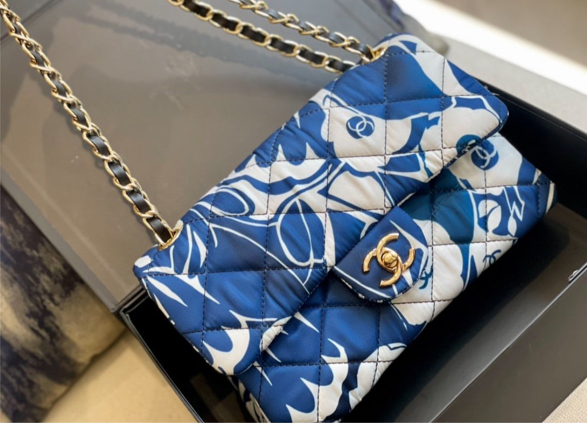 New woman Chanel shoulder handbag