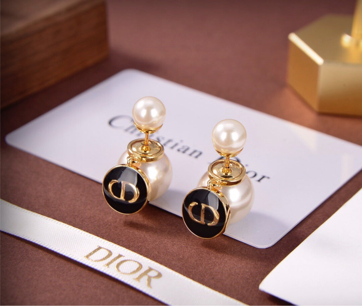 Dior woman earring