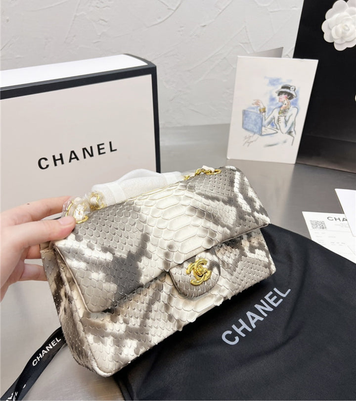Woman Chanel shoulder handbag