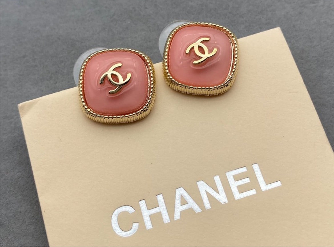 New woman Chanel earring