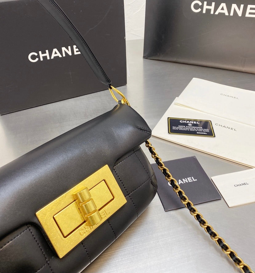 Chanel black leather Handbag