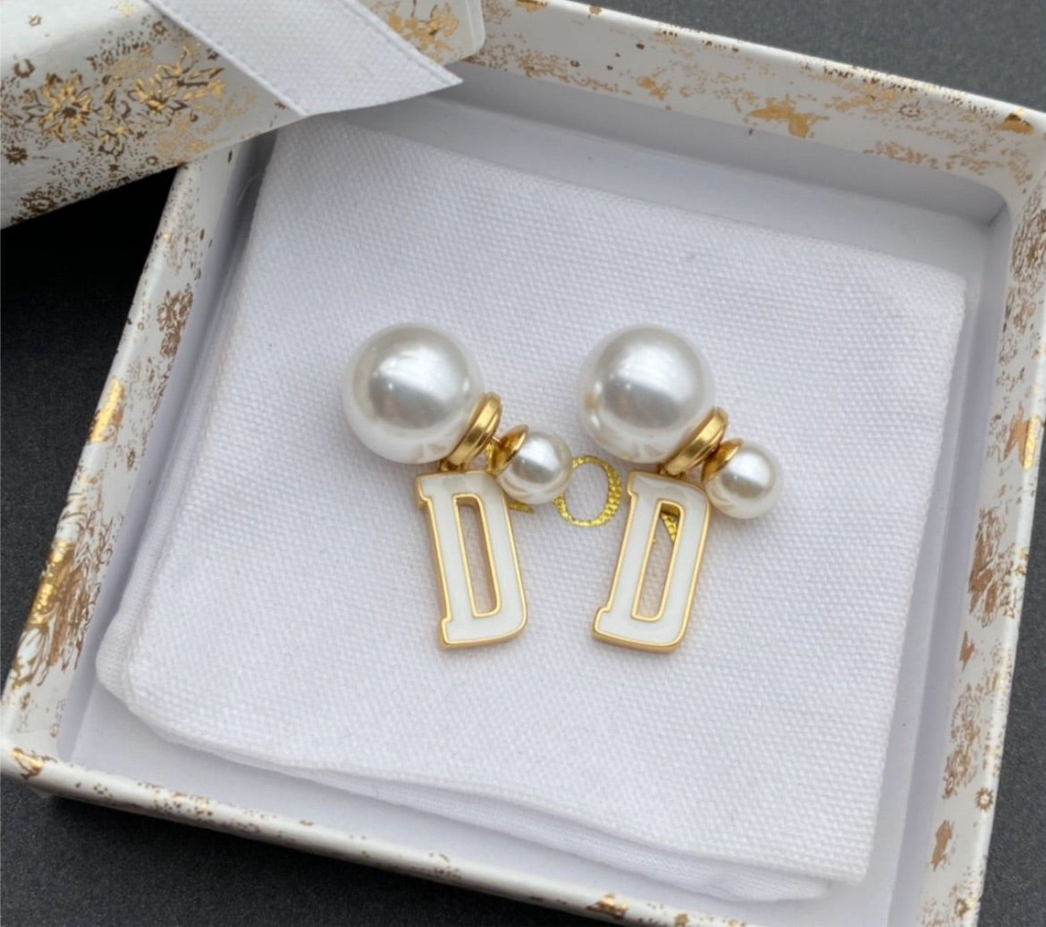 Dior pearl woman earring
