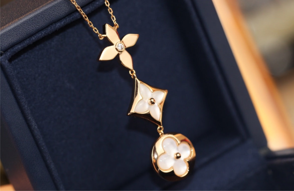 Woman New LV necklace