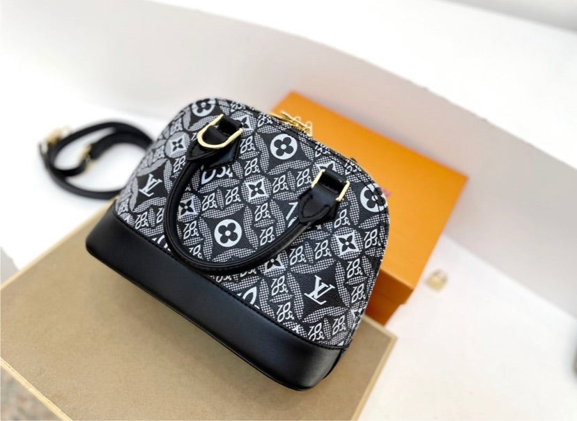 Woman LV shoulder handbag