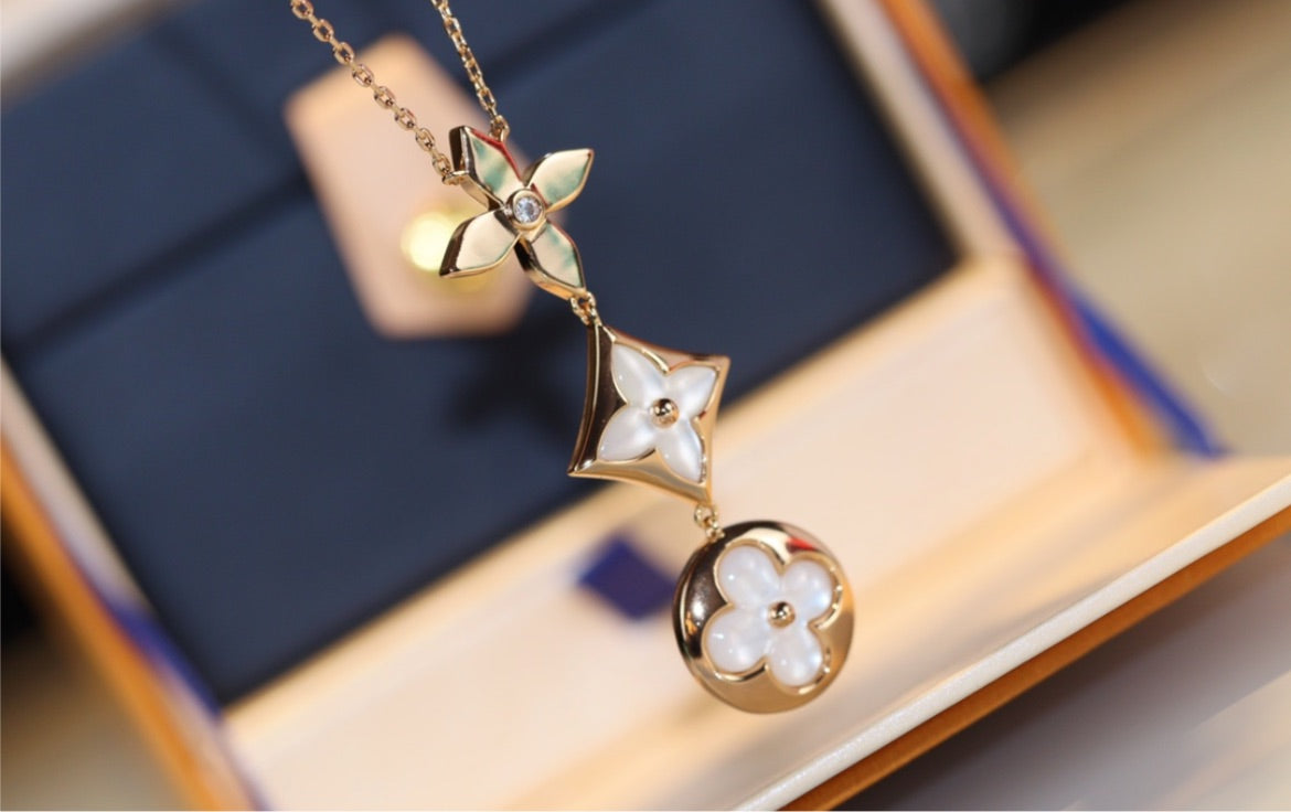 Woman New LV necklace