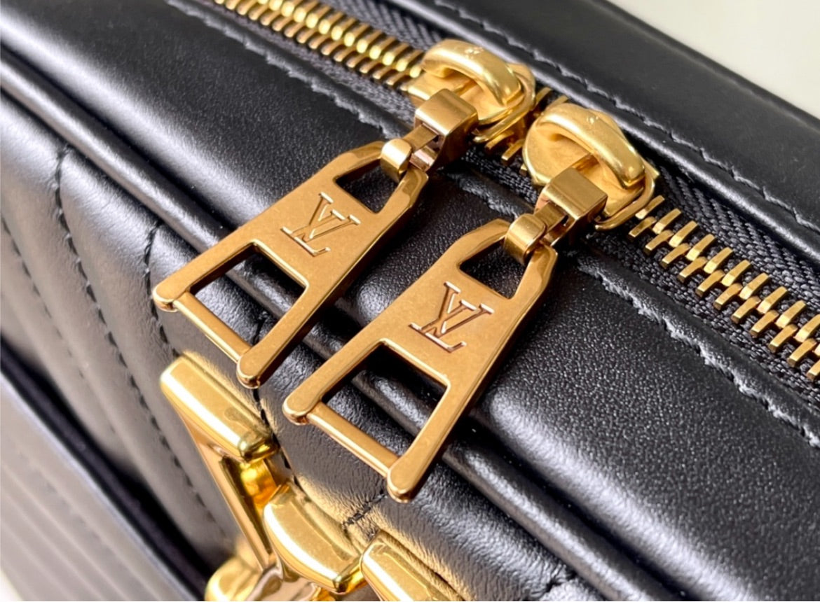 New woman LV crossbody/shoulder handbag